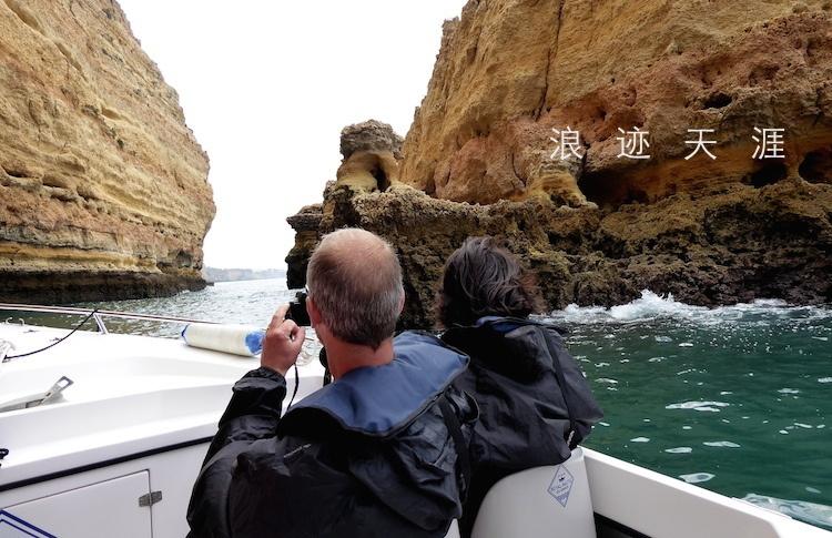 老人乘坐扶梯时不慎摔倒，拼尽全力用身体死死撑住老人的小姐姐，获见义勇为奖励